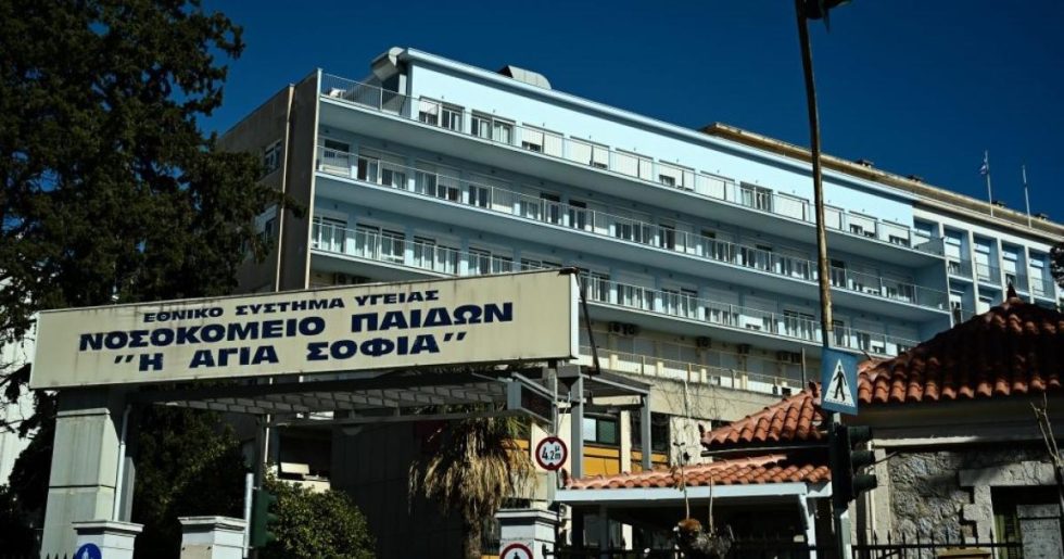 Καταθέτουν οι γονείς του βρέφους που έχασε τη ζωή του στην Καλλιθέα